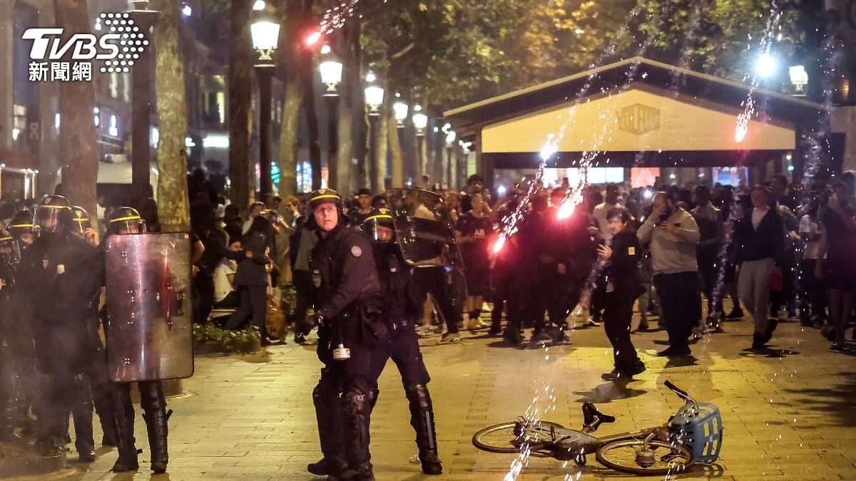大巴黎球迷上街狂歡慶祝，卻失控引發多起事故，警方派出鎮暴部隊。（圖／達志影像美聯社）