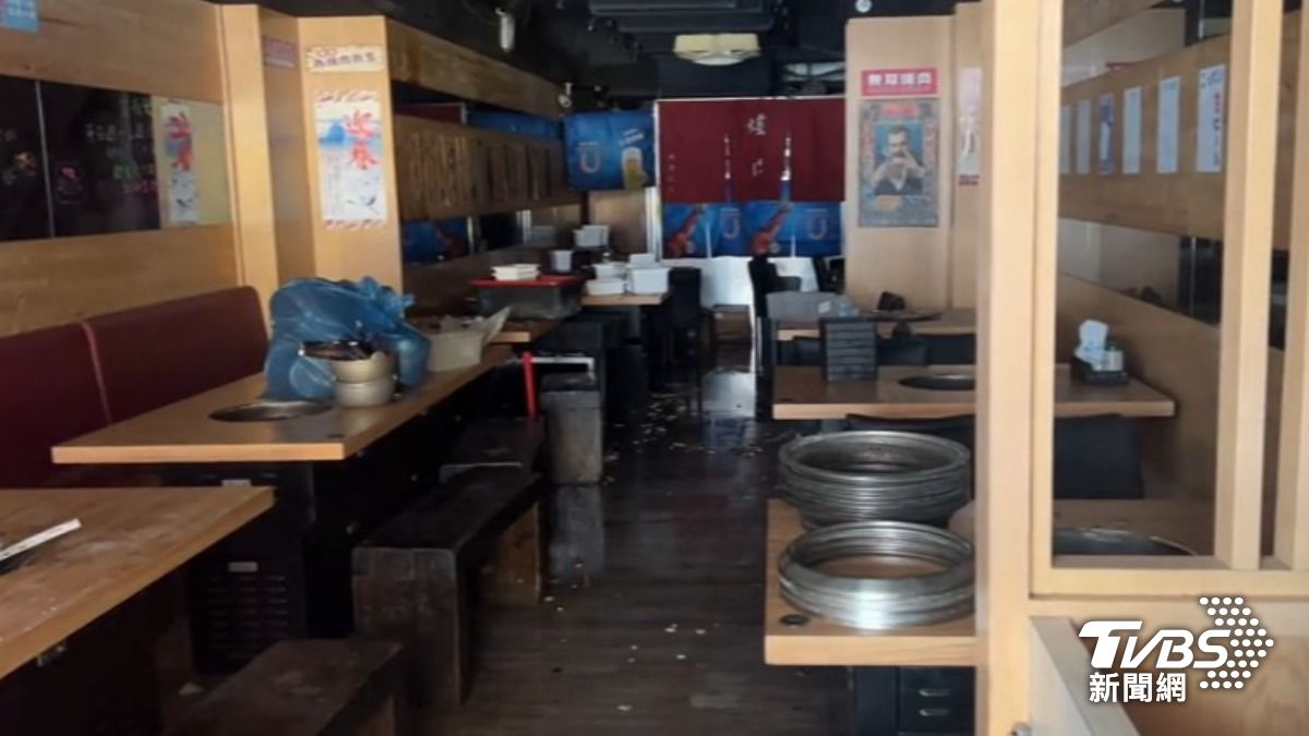 疑＂酒精＂翻倒遇高溫 燒烤店排煙管竄燒