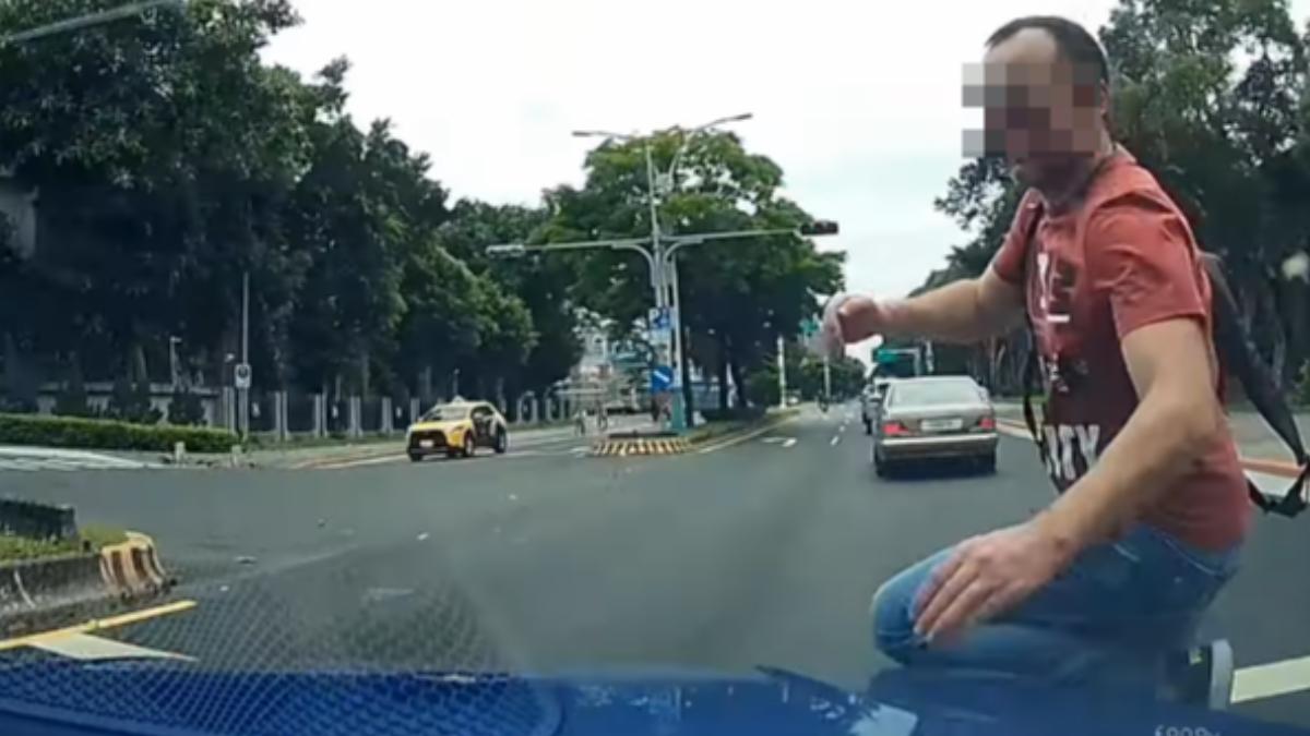 北市俄籍男「肉身撞車」碰瓷？　警：情緒低落強制送醫