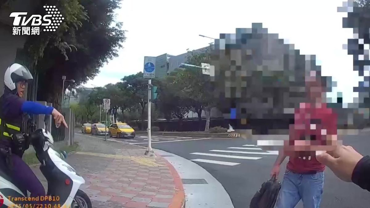 警方到場制止後將他強制送醫治療。(圖/TVBS)