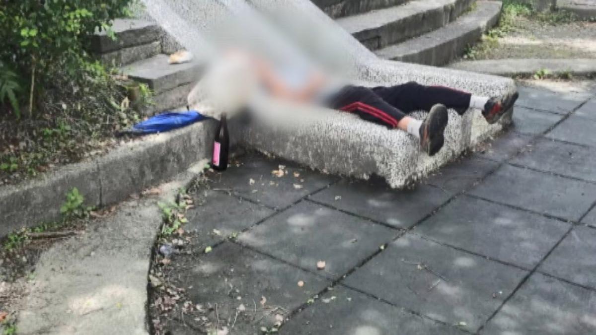 樹陰下翁躺溜滑梯睡覺　家長怒：小朋友怎麼玩