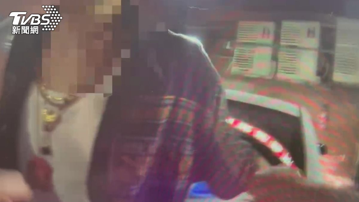 男子疑似毒駕後開車在停車場內恍神撞柱。(圖/TVBS)