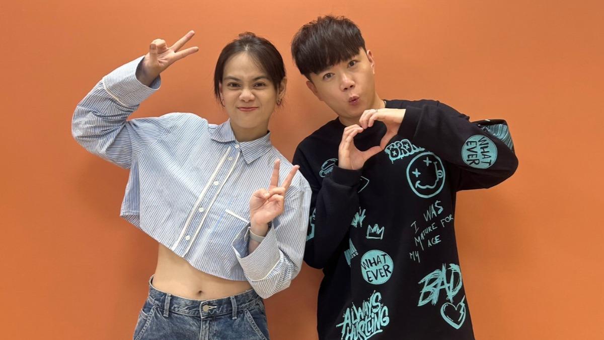 吱吱直播前遭遇暴雨襲擊，意外「濕身」演出。（圖／李岳提供）