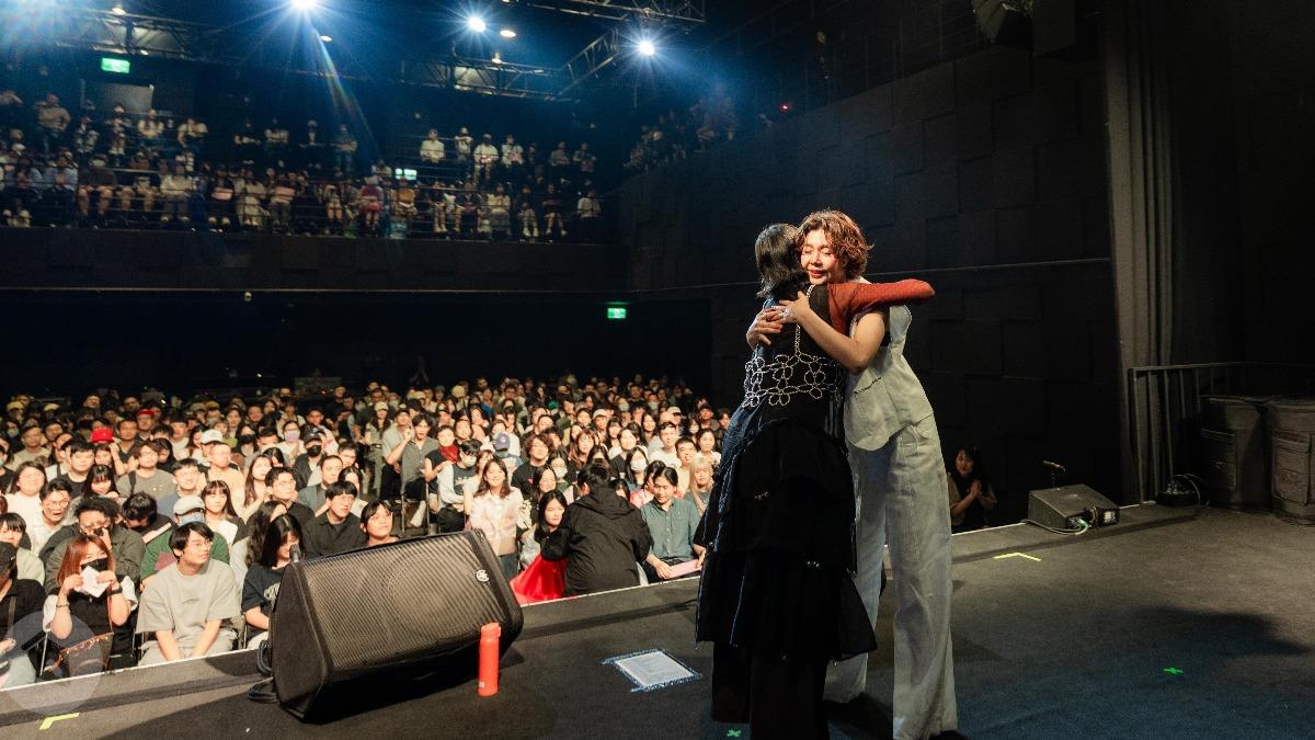 于子育登台力挺。（圖／薩泰爾娛樂提供）