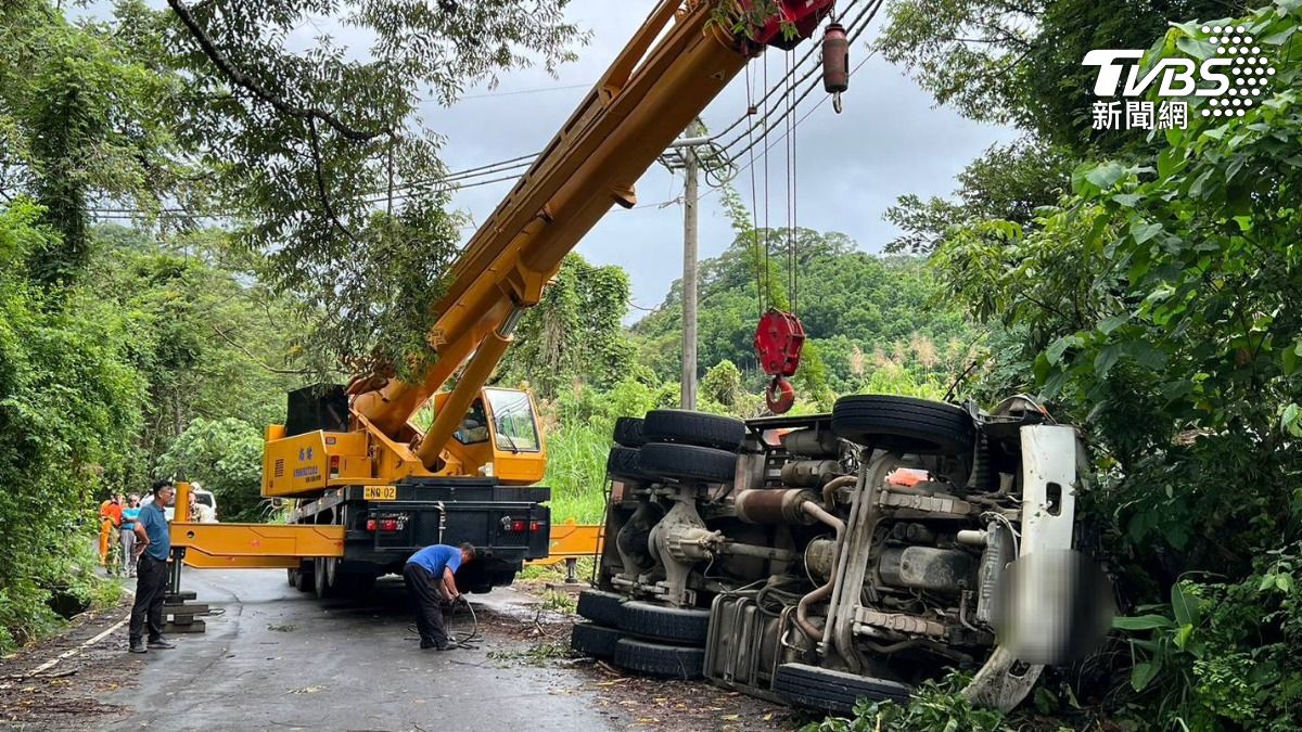 混凝土車輛不明原因翻覆，駕駛受困在內死亡。（圖／TVBS）