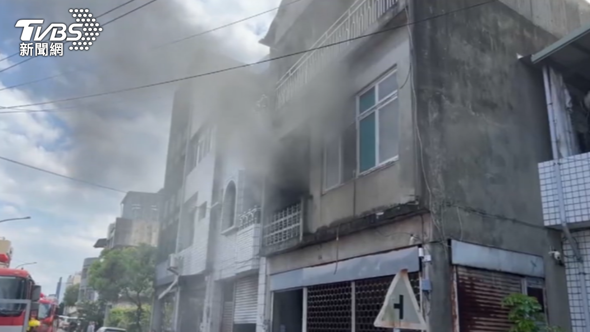 苗栗火燒厝　2樓狂竄煙　屋主兒爬屋頂求救