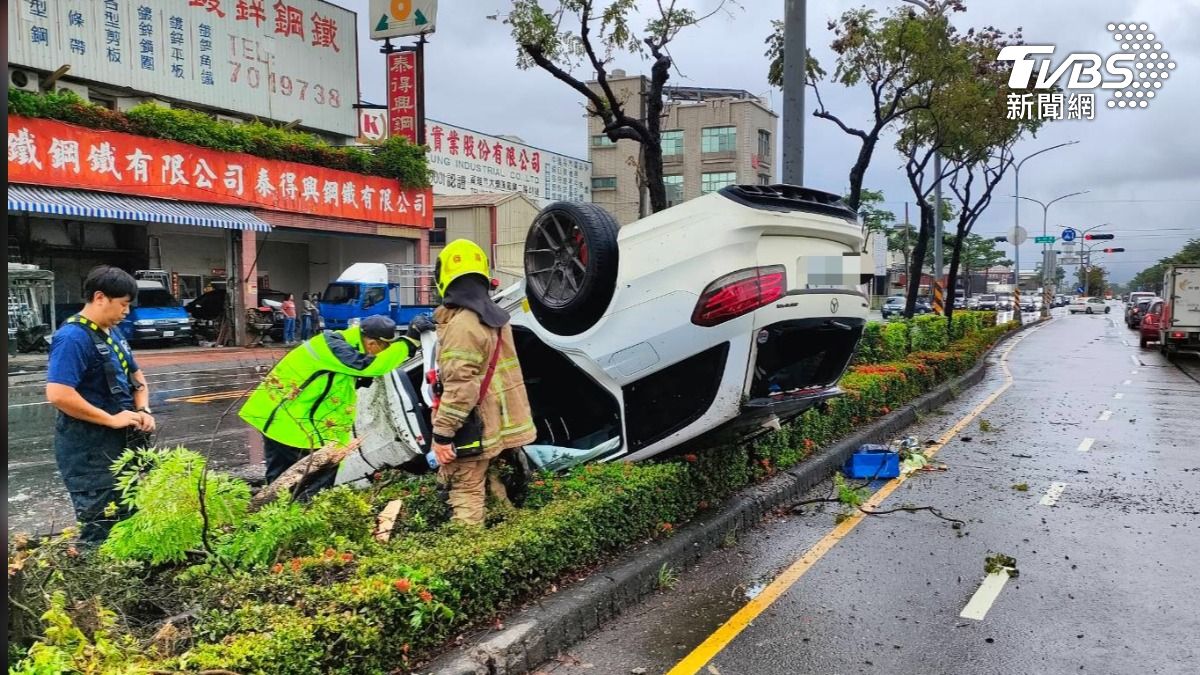 雨中漂移術！ 高雄大寮接連兩起撞車 共8車受損