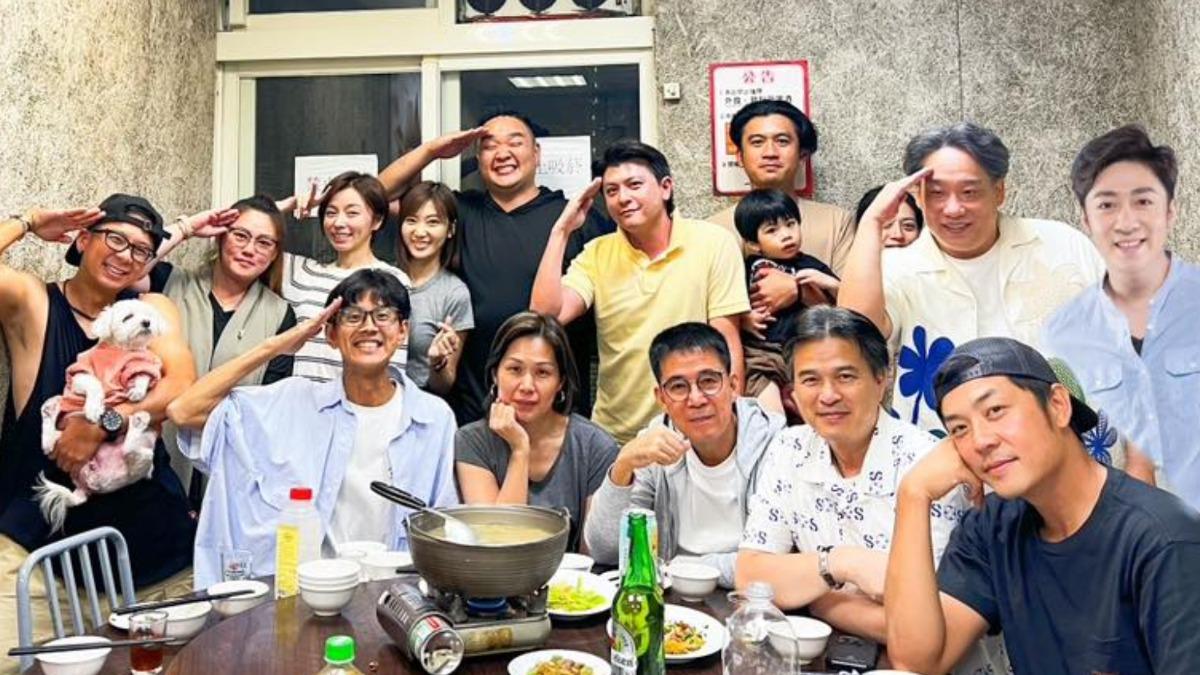 林道遠在會後製作一張「重聚版大合照」,象徵性的合成艾成的身影參與聚會。(圖/翻攝自王瞳臉書)