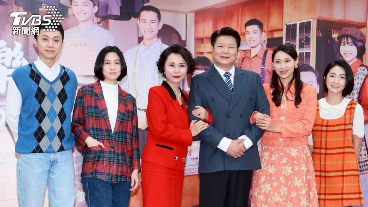 顏邦智（左起）、王丁筑、黃婕菲、陳文山、蔡宜君、許瀞蔆合作。（圖／趙世平攝）