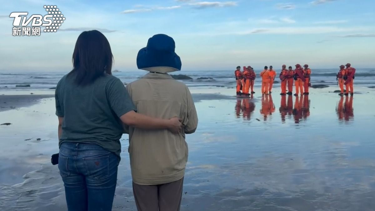 落水高中生媽媽與親友期盼能將高中生平安救上岸。（圖／古和純提供）