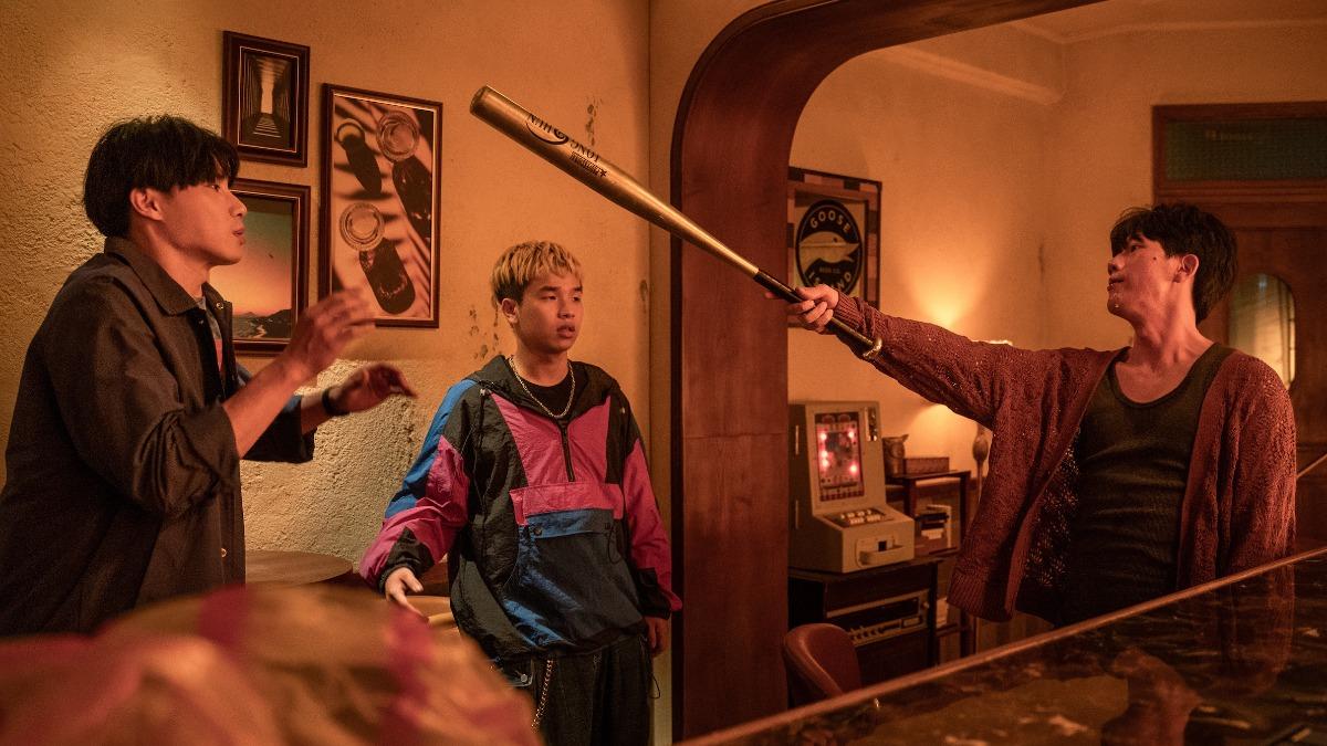 宋偉恩（左）化身天兵小混混　討債耍狠又賣萌超圈粉。（圖／逆光電影提供）