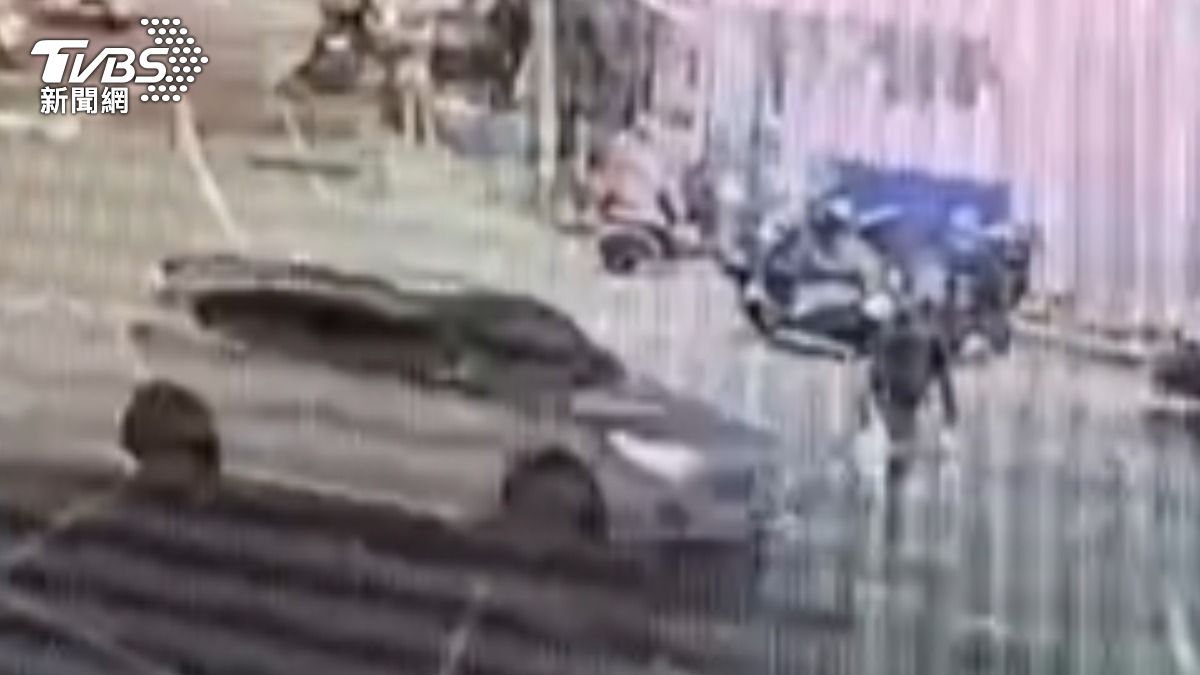 翁遭車碰倒地不起 家屬控駕駛沒下車關心