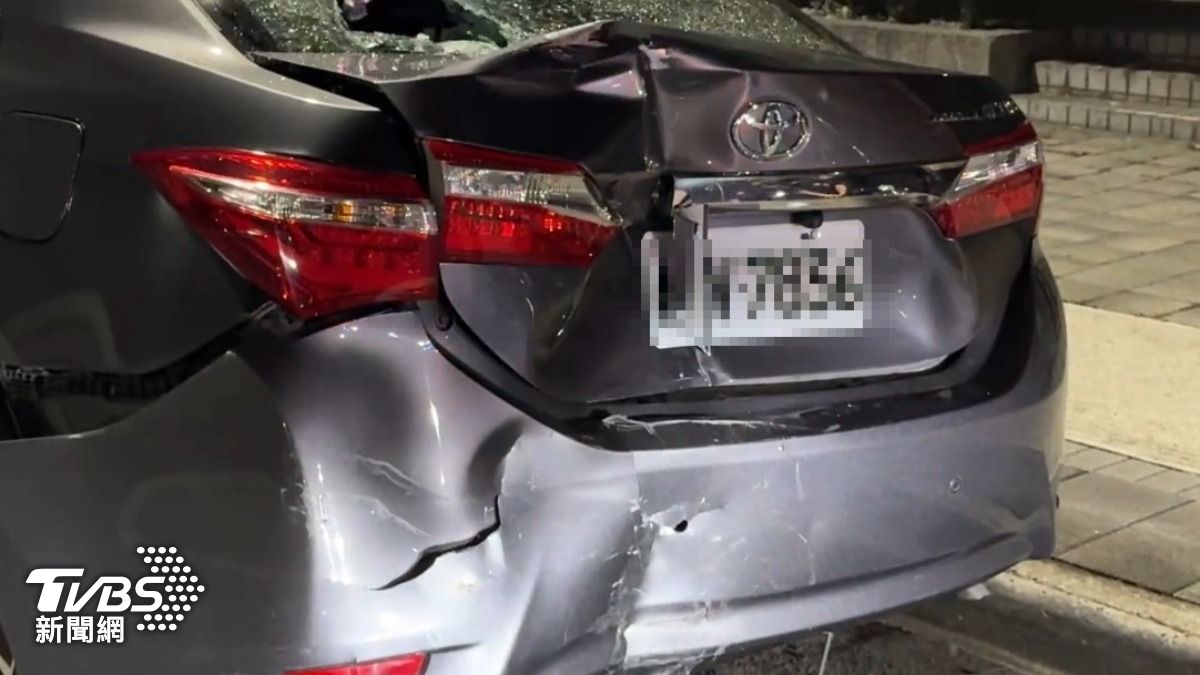 小客車被撞凹。（圖／TVBS）