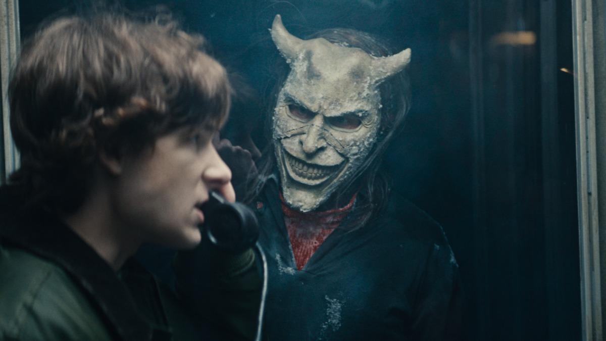 梅森塔姆斯在《闇黑電話2》再度對抗伊森霍克飾演的「擄童怪」。（圖／UIP提供）