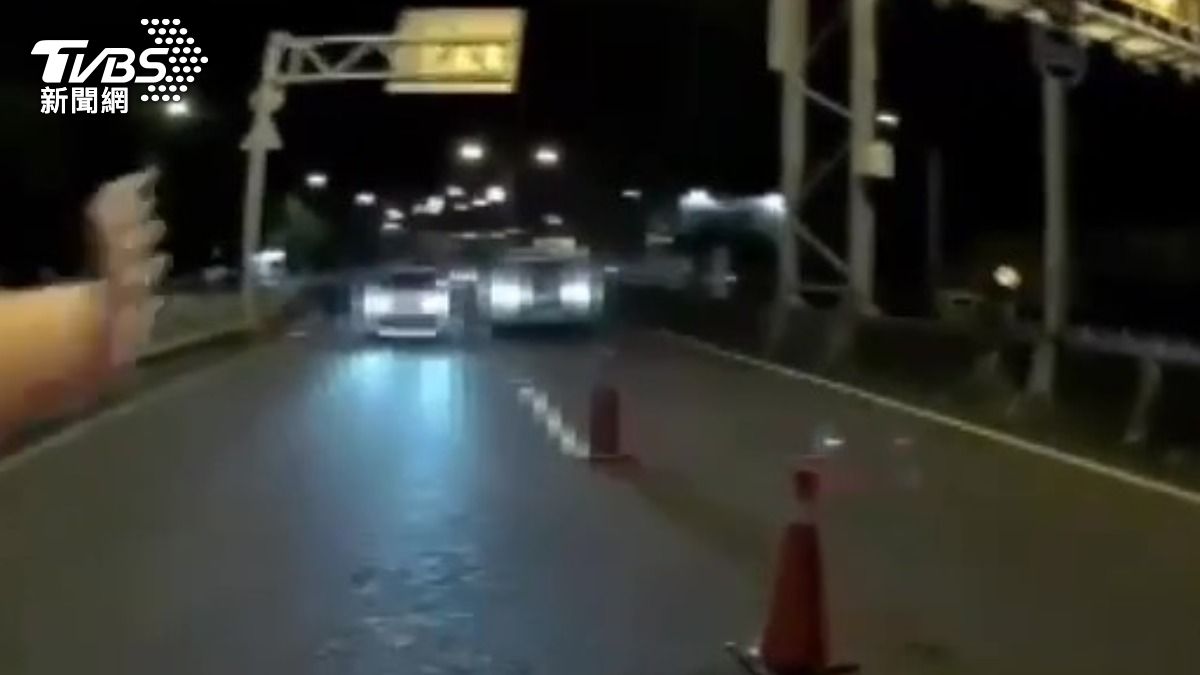 警員揮手示意靠邊停車查看證件，但男子似乎沒注意到導致警員誤會。（圖／TVBS）