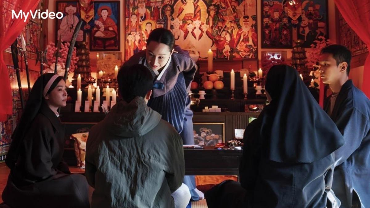 宋慧喬(左)在《黑祭司2:闇黑修女》中黑化演技再升級。(圖/台灣大哥大MyVideo提供)