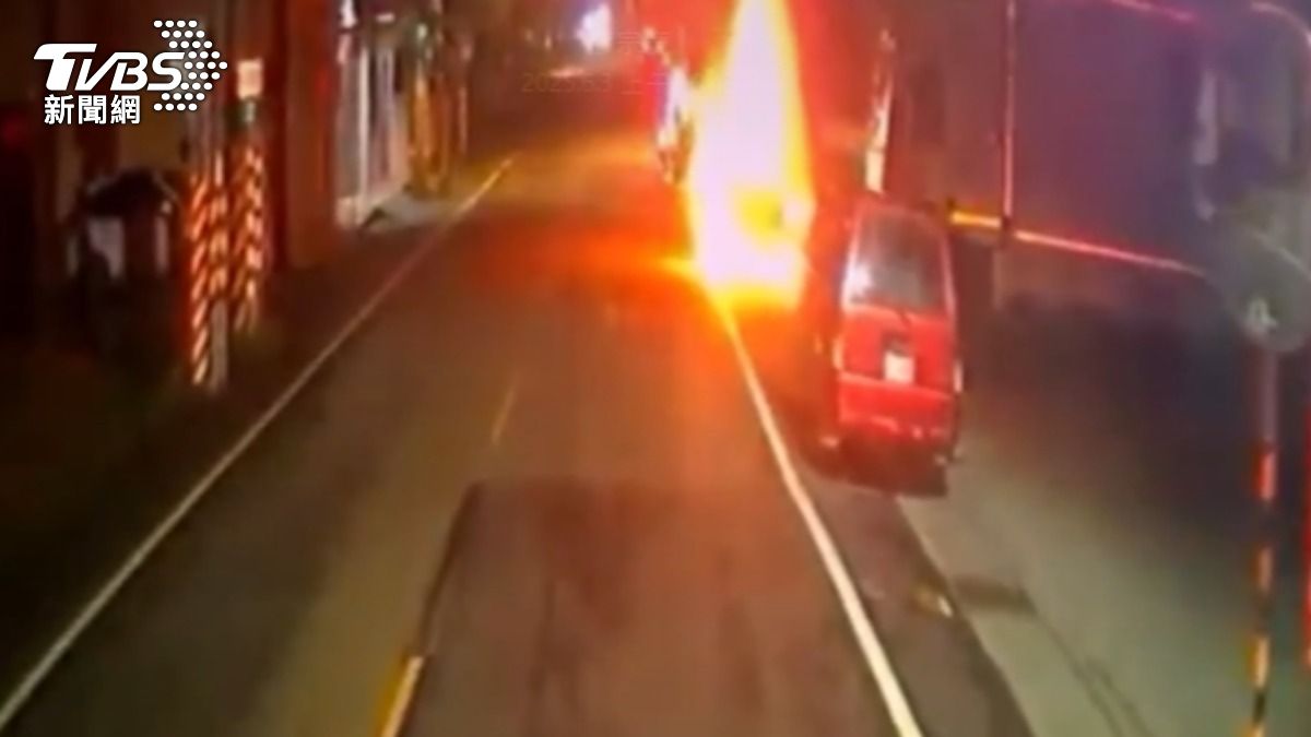 汽車疑似先被砸毀再縱火。（圖／TVBS）