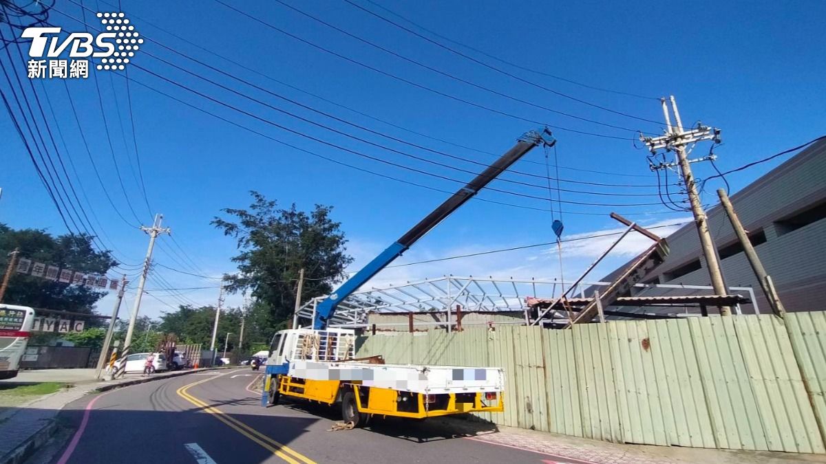 吊臂疑似不慎勾到上方電線，導致觸電意外。（圖／TVBS）