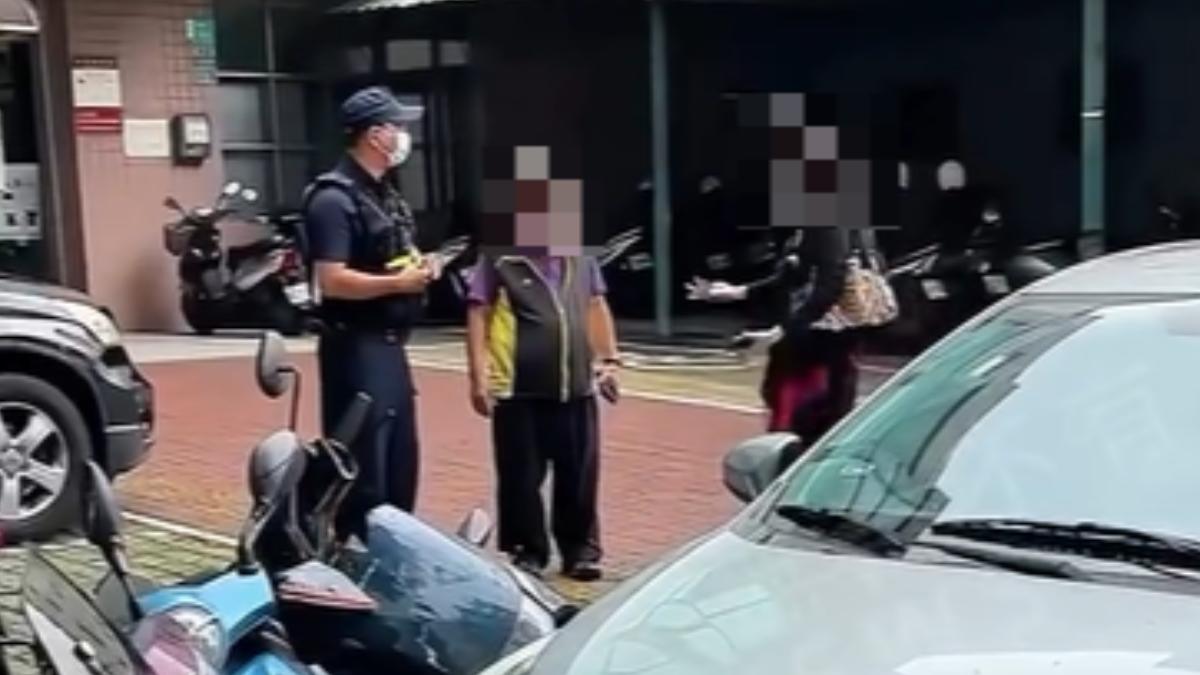 婦人從肇事車輛後方走出，神情無奈。（圖／網友提供）