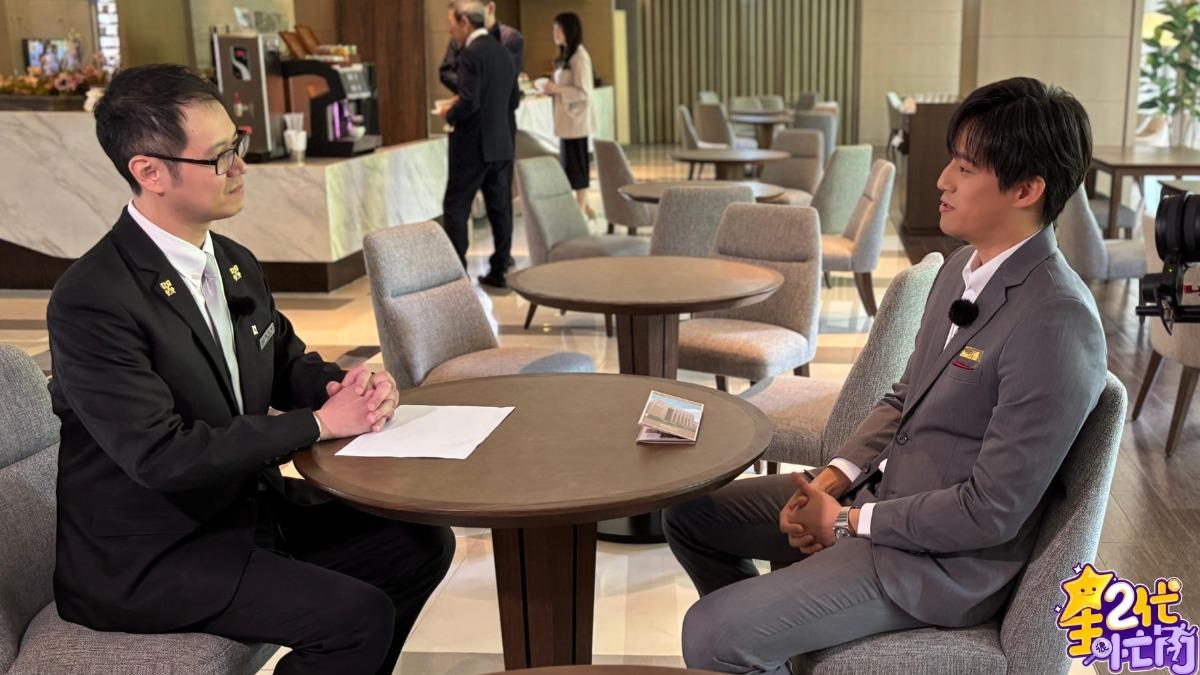 資深禮賓專家Carlo（左） 親自指導徐新洋。（圖／Yahoo提供）