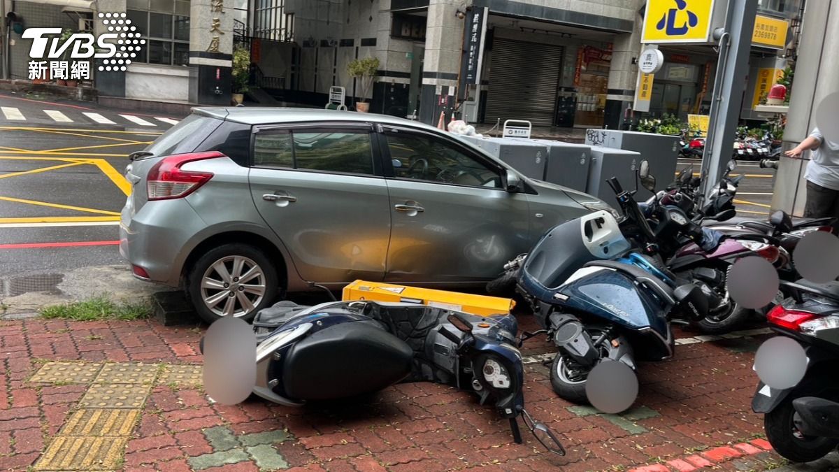 台南市東區昨日發生車輛暴衝。（圖／TVBS）