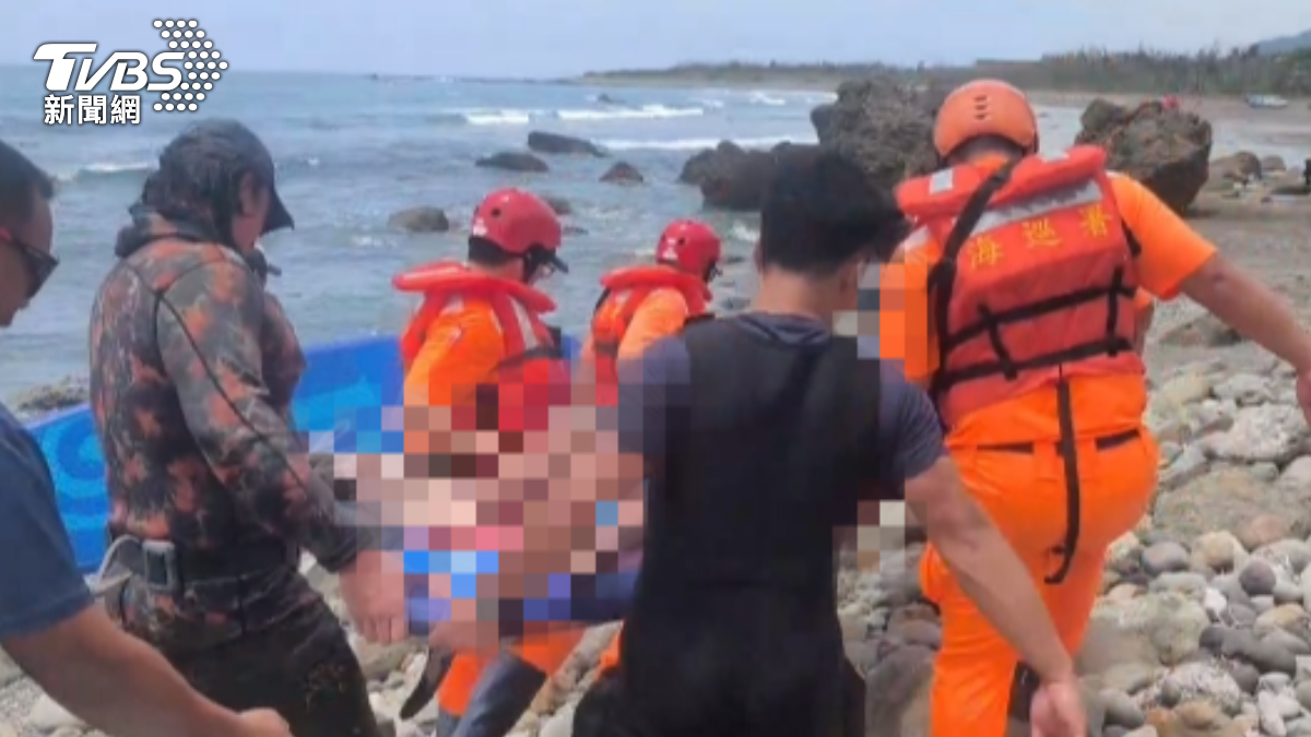 少年與母親和弟弟前往沙灘戲水，卻不幸發生意外。（圖／TVBS）