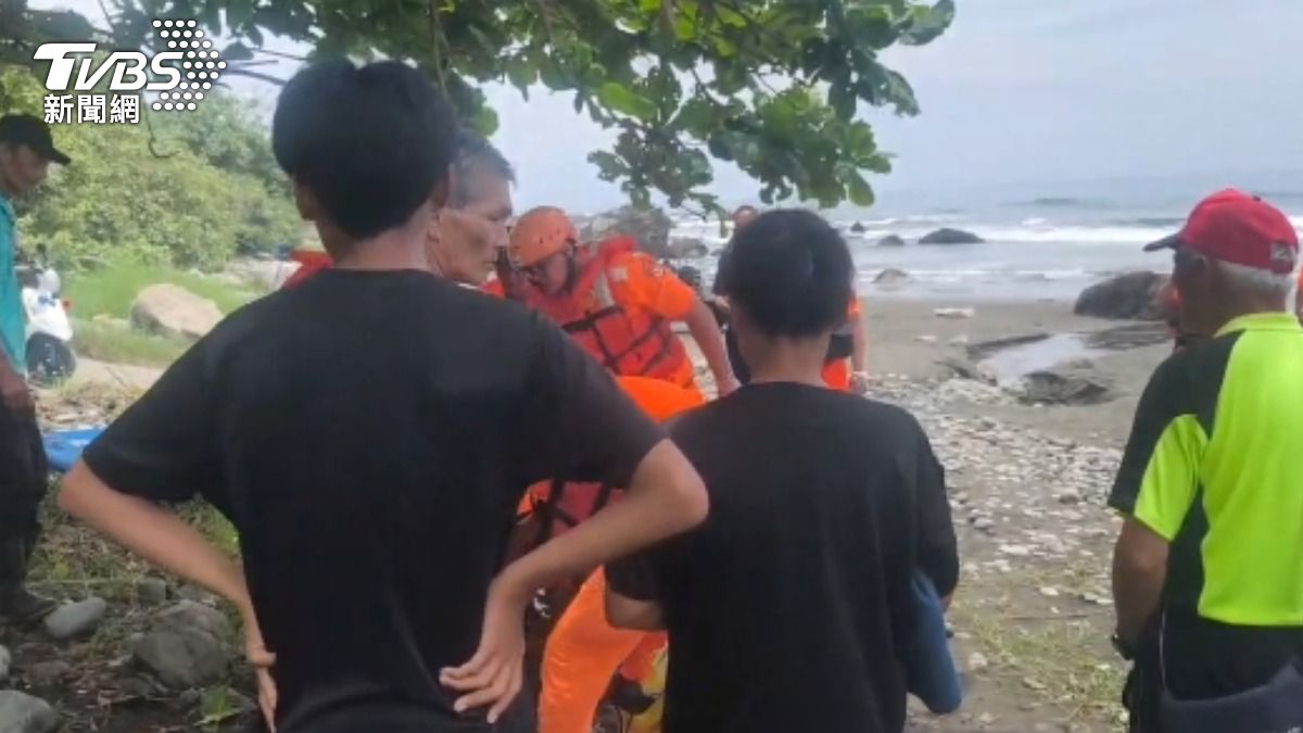 少年弟弟與母親到場認屍。（圖／TVBS）