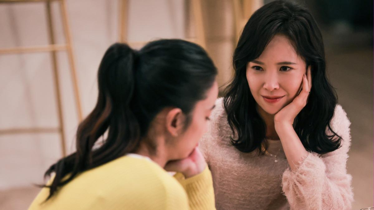 天心(右)與陳庭妮在《慶祝》中談心。(圖/寬想國際娛樂提供)