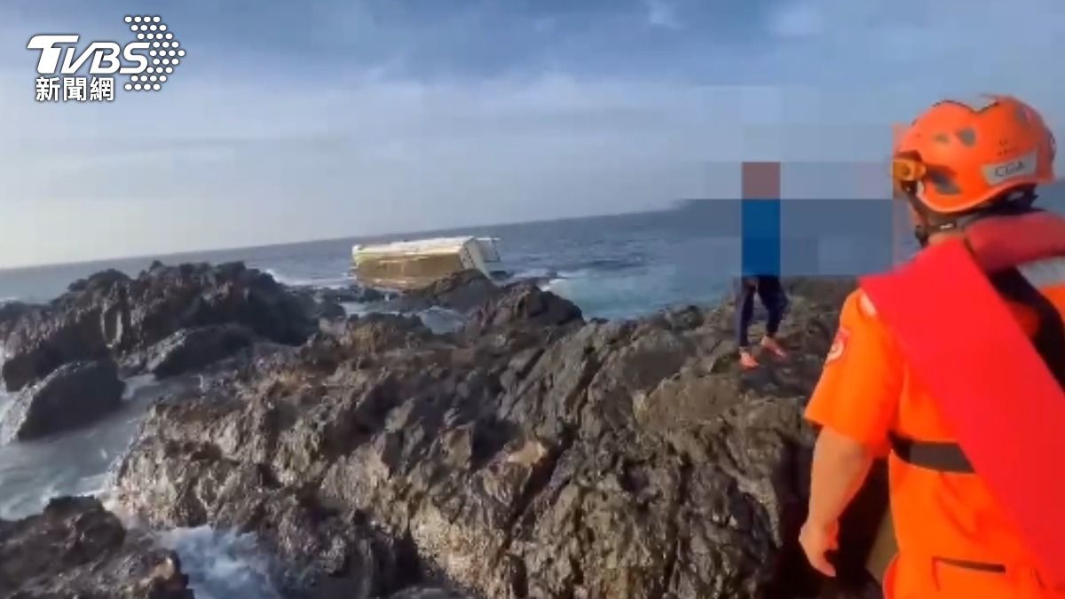 船隻擱淺在岸邊。（圖／TVBS）