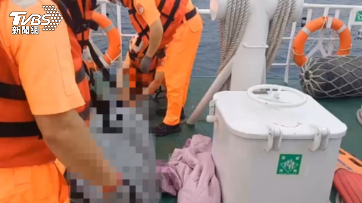 船長被救起後已沒有生命跡象。（圖／TVBS）