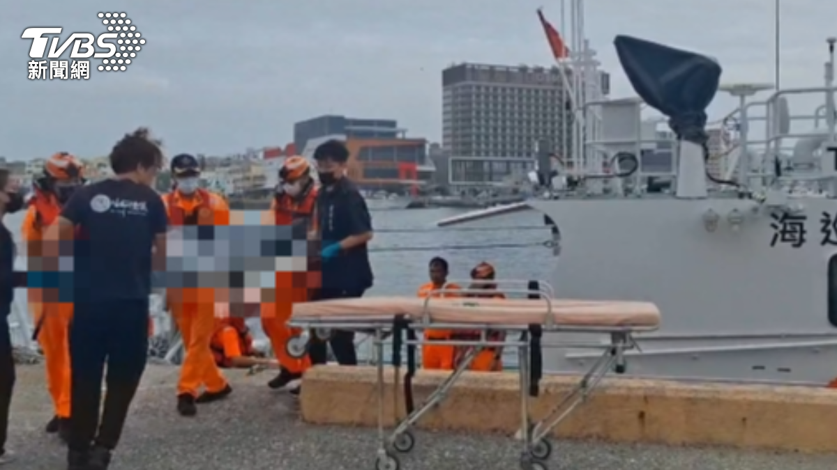 船長疑似身體不適，昏迷後落海。（圖／TVBS）