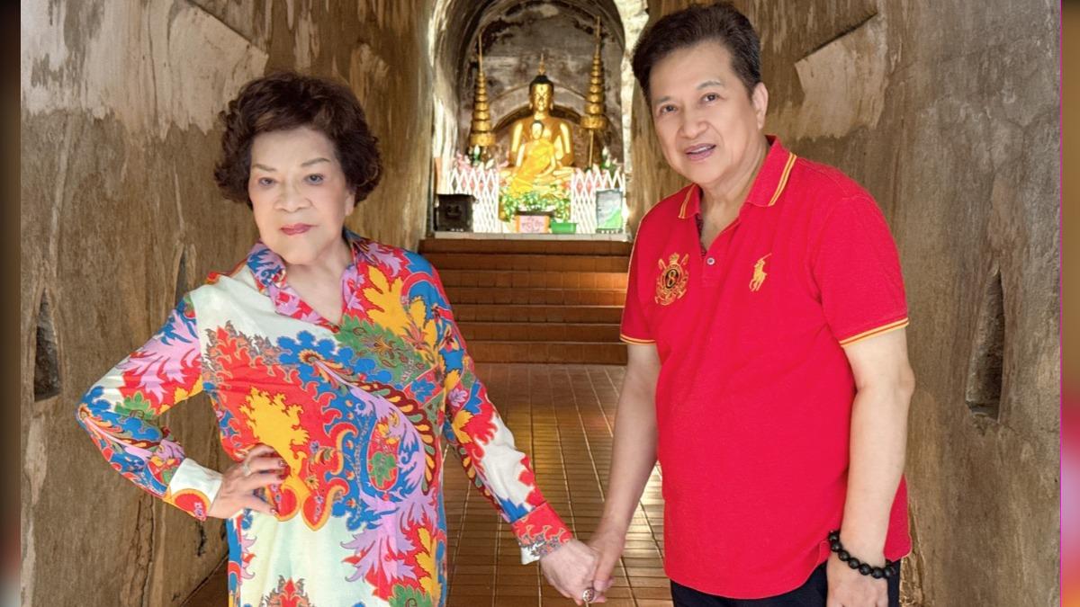 周遊(左)和李朝永到泰國遇到僑胞獻唱神鵰俠侶。(圖/周遊提供)