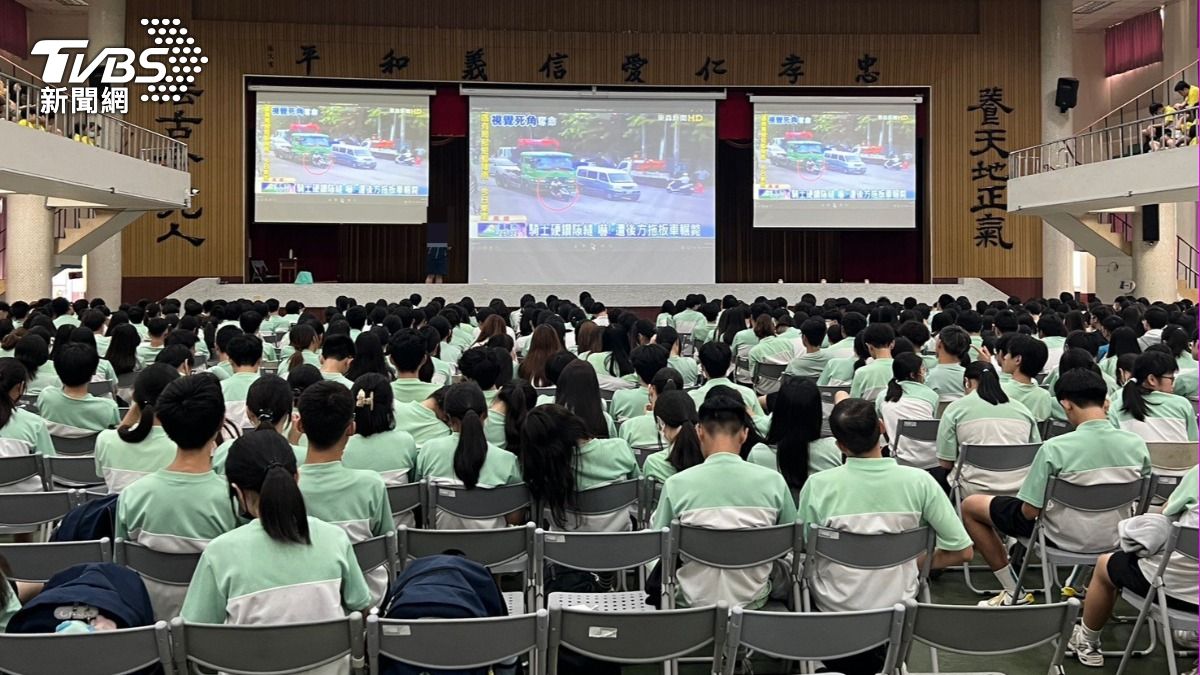 講師用新聞來舉例。（圖／TVBS）