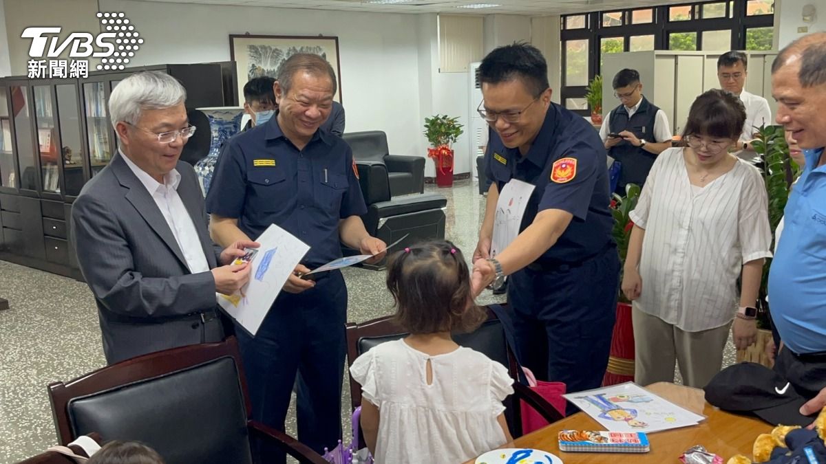 大女兒表示要將畫作送給前來慰問的署長等人。（圖／蕭沁梅攝）