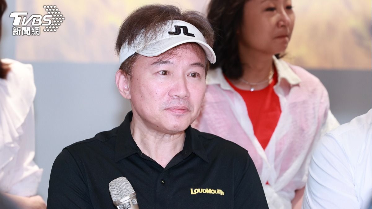 孫鵬忍受酷暑在果園拍攝。（圖／黃城碩攝）