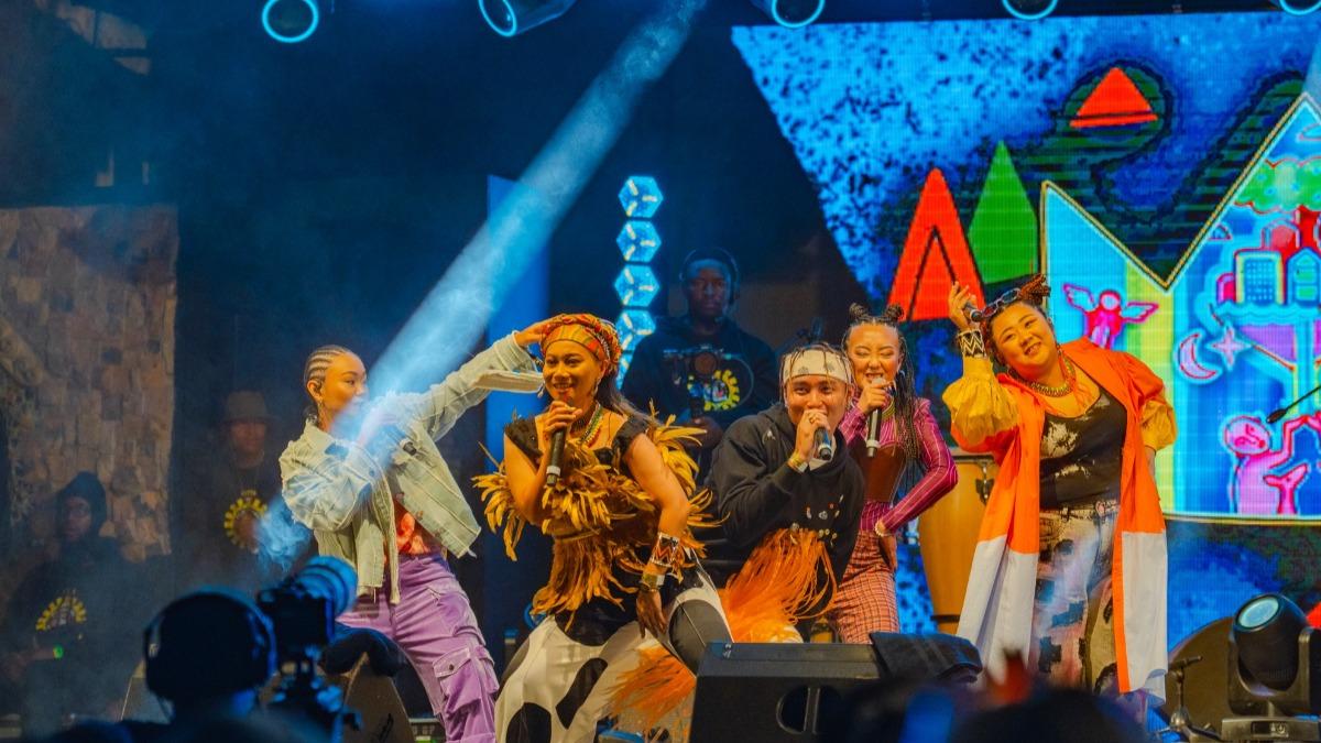 阿爆偕那屋瓦少女隊與原民饒舌新興R.fu在大舞台演出。（圖／Nanguaq那屋瓦提供）