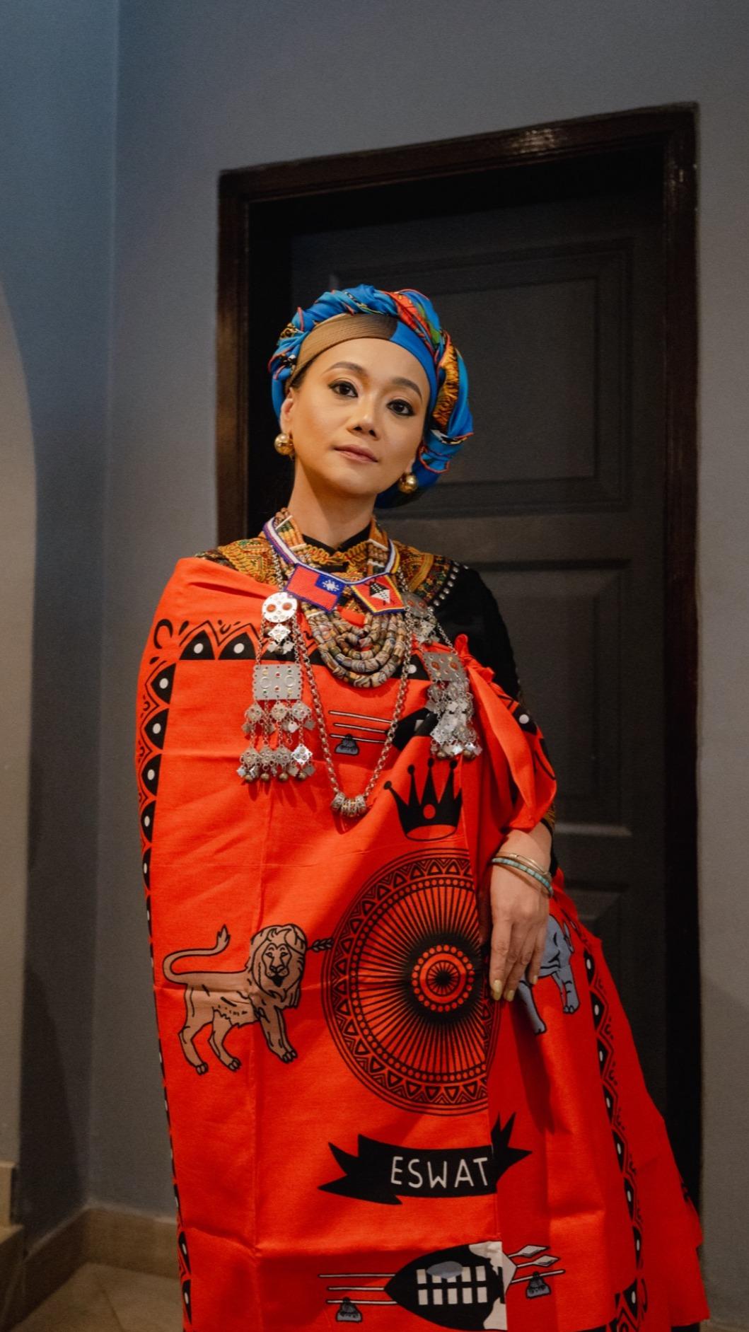 阿爆穿上史國傳統服飾。（圖／Nanguaq那屋瓦提供）