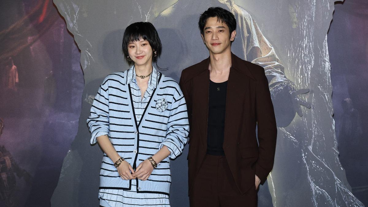 劉以豪（右）、袁澧林在《山忌 黃衣小飛俠》飾演一對苦命情侶。（圖／記者張哲鳴攝影）