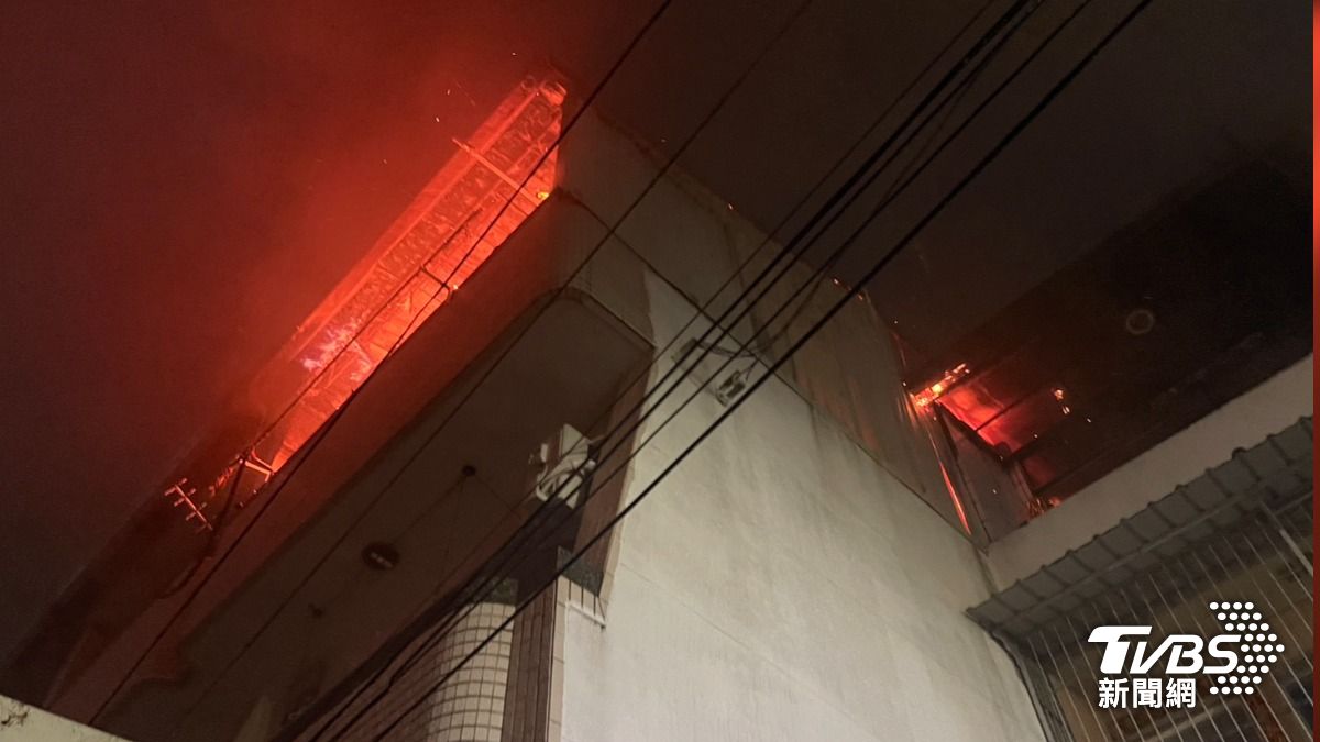 台南仁德區德善路透天民宅火警,火舌從3樓竄出。(圖/TVBS)