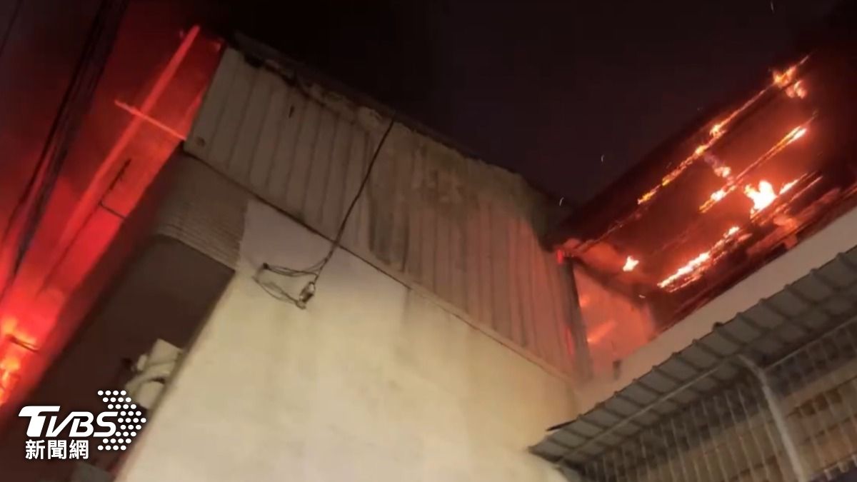台南仁德區德善路透天民宅火警,火舌從3樓竄出。(圖/TVBS)