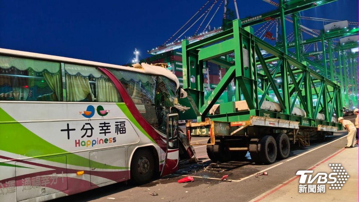 接駁車追尾撞擊停放在櫃區的拖車板台。（圖／TVBS）