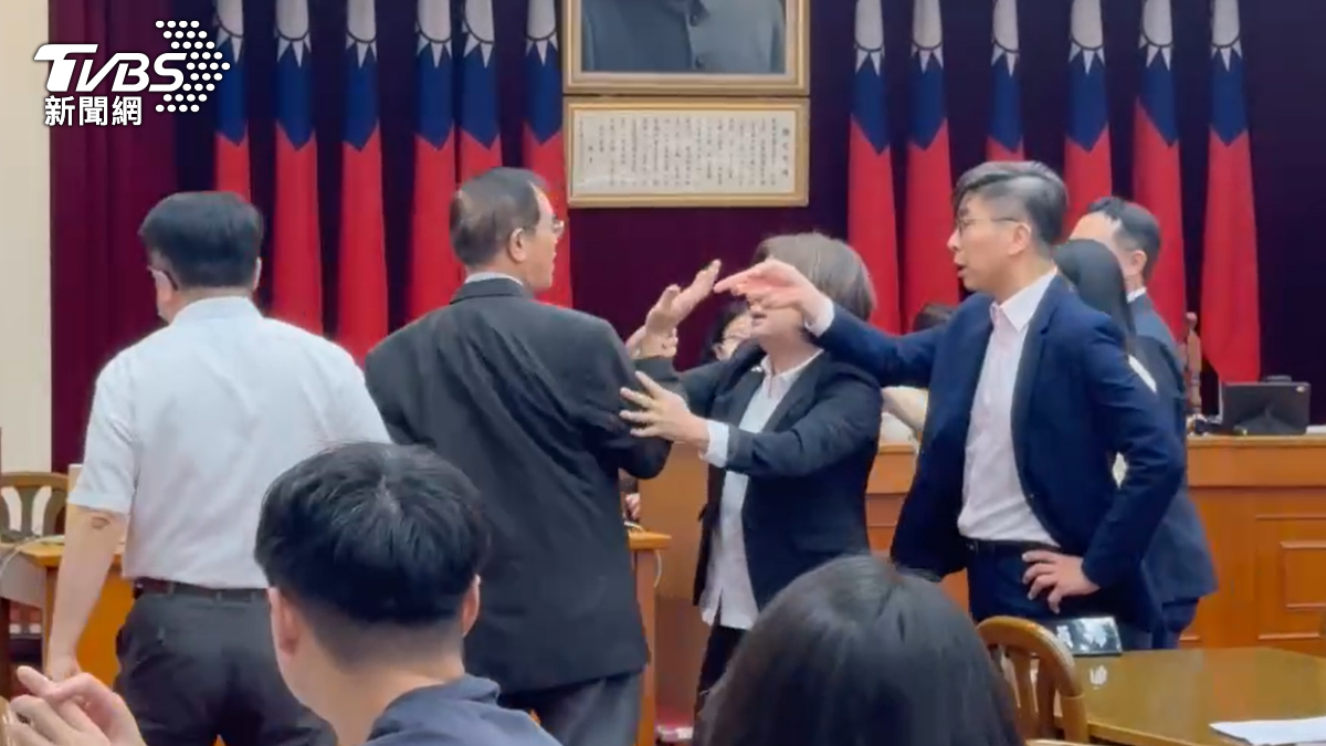 鄭天財和鍾佳濱發生肢體衝突。 （圖／劉庭宇攝）