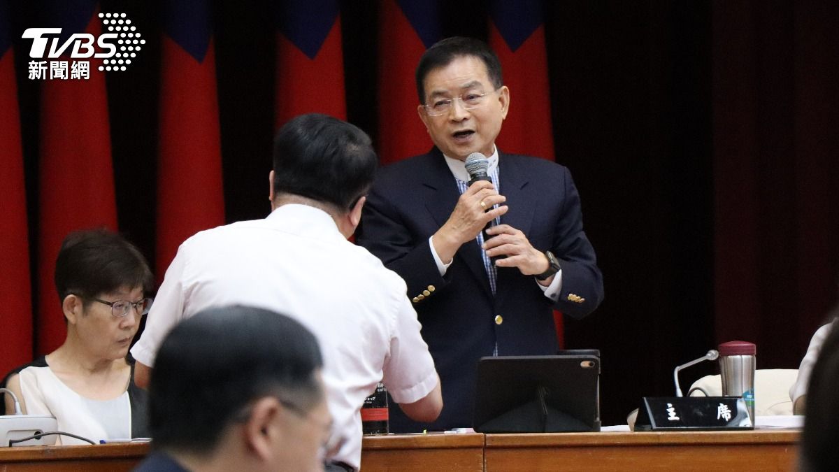 國民黨籍召委賴士葆強調自己是按照立法院會決議排案。 （圖／劉庭宇攝）