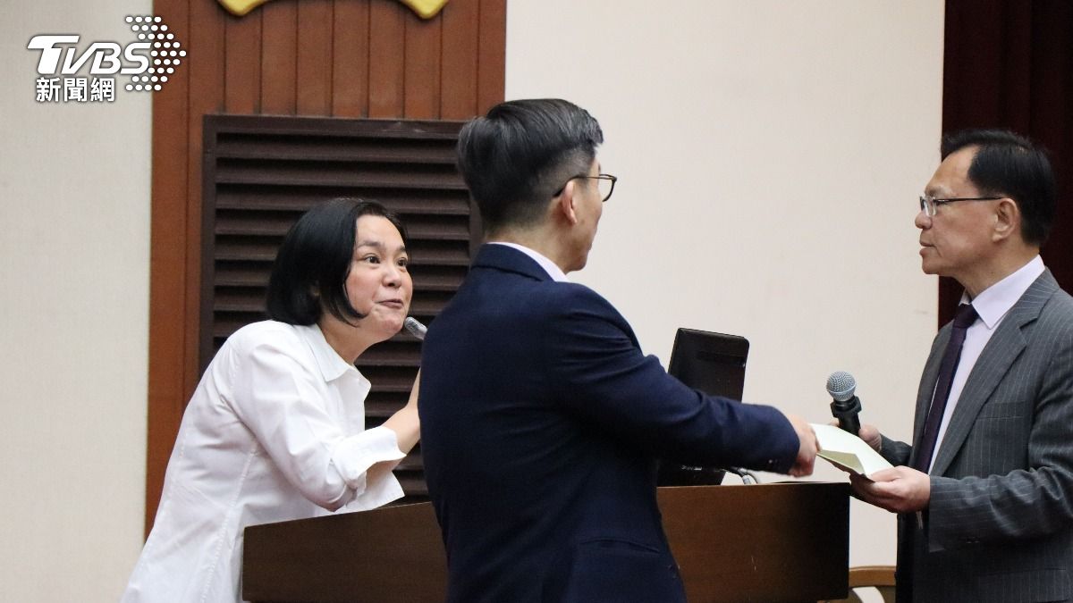 休息時間藍綠白吵成一團。 （圖／劉庭宇攝）