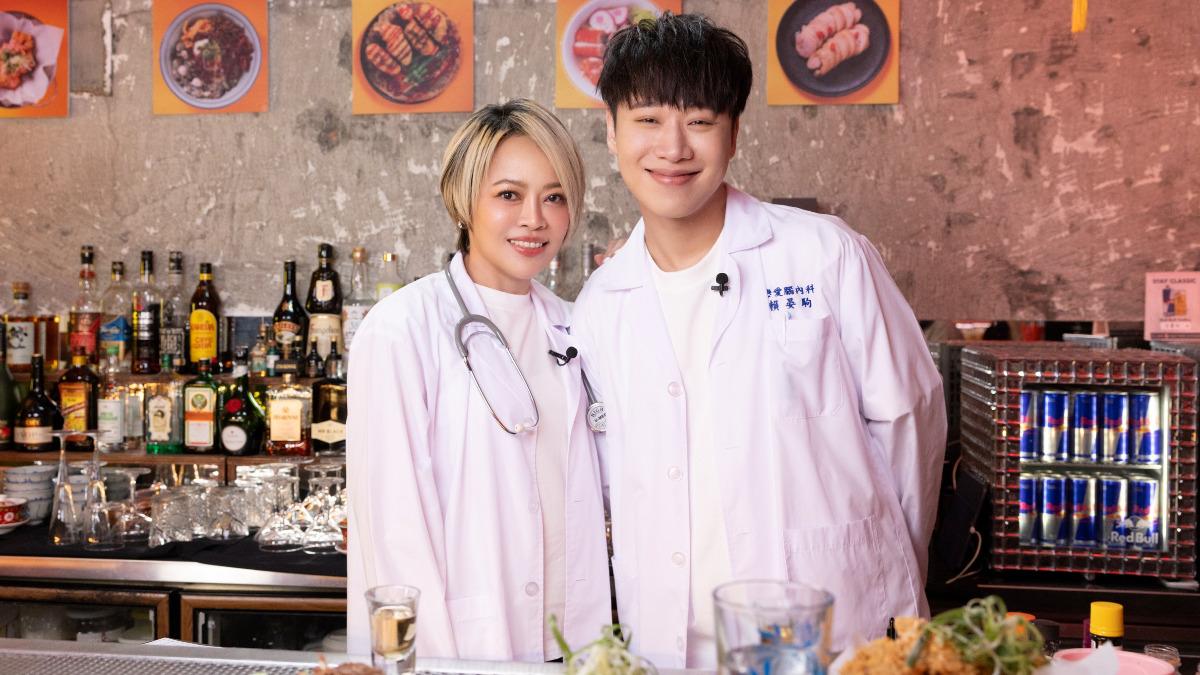 戴愛玲攜手小賴當起戀愛醫生，為善男信女解惑。（圖／華納音樂提供）