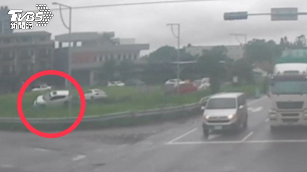 車輛翻落邊坡瞬間畫面。（圖／TVBS）