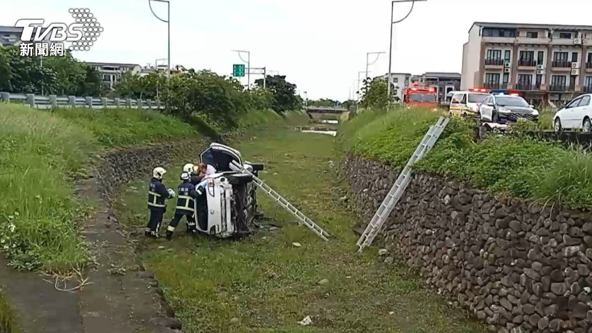 警消人員協助駕駛脫困。（圖／TVBS）