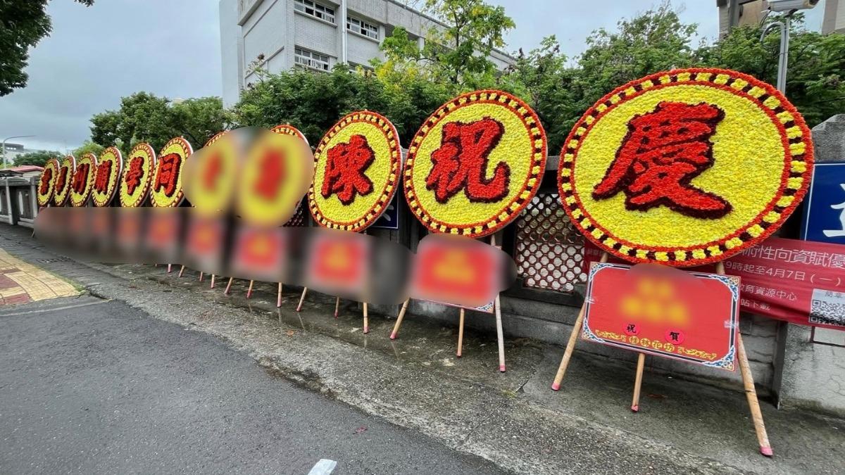 高雄就一位狂愛女兒的老爸，大手筆送上11個大花圈。（圖／翻攝自高雄點臉書）