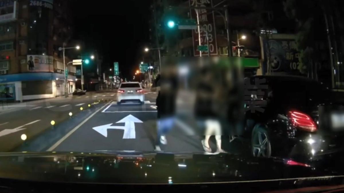 綠燈了！駕駛長按喇叭　前車急煞車爆衝突