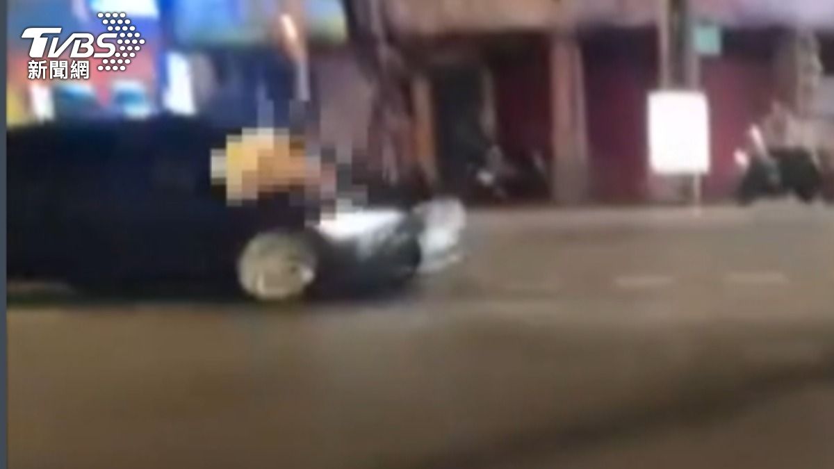感情糾紛？女搶車開走　男趴引擎蓋遭甩飛